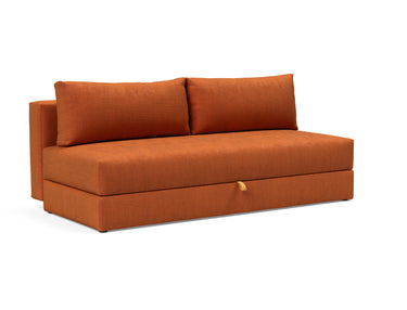 Osvald sovesofa i 412 Esina Rust, set skråt forfra