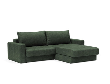 Akello sovesofa med chaiselong og armlæn i 281 Avella Pine Green, set skråt forfra