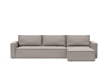 Newilla sovesofa med chaiselong i 321 Corocco Warm Grey, set forfra
