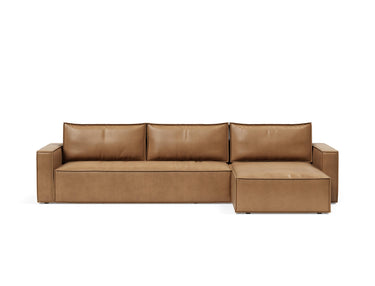 Newilla sovesofa med chaiselong i 551 Faunal Brown, set forfra