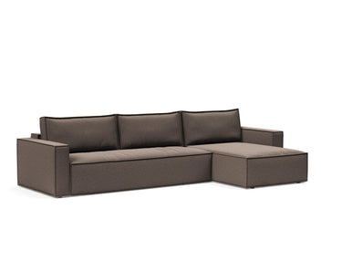 Newilla sovesofa med chaiselong i 530 Bouclé Taupe, set skråt forfra