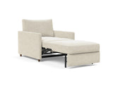 Neah stol med slim armlæn i 357 Taura Off White, med sædet trukket ud som lounger