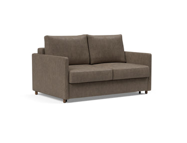 Neah 140 sovesofa med slim armlæn i 411 Esina Cedar Brown, set skråt forfra