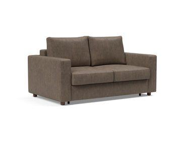 Neah 140 sovesofa med standard armlæn i 411 Esina Cedar Brown, set skråt forfra