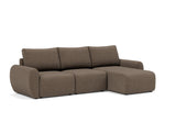 Norum sovesofa med chaiselong og Curve armlæn i 411 Esina Cedar Brown, set skråt forfra