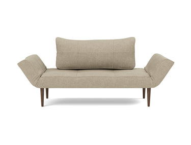 Zeal Styletto daybed i 356 Taura Sand, set forfra