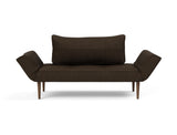 Zeal Styletto daybed i 358 Taura Chocco, set forfra