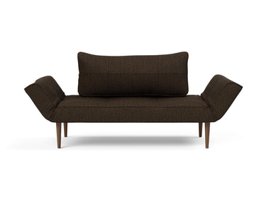 Zeal Styletto daybed i 358 Taura Chocco, set forfra