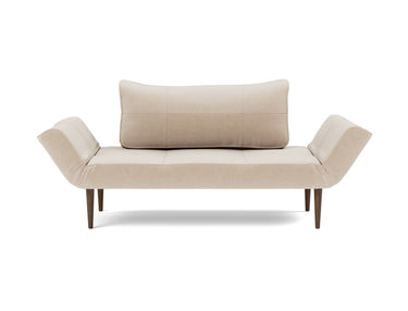 Zeal Styletto daybed i 410 Esina Almond, set forfra