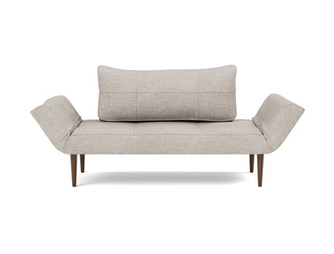 Zeal Styletto daybed i 471 Yuveno Sand, set forfra