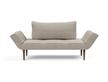 Zeal Styletto daybed i 579 Kenya Gravel, set forfra