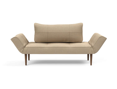 Zeal Styletto daybed i 587 Phobos Mocha, set forfra