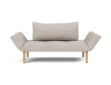 Zeal Bow daybed i 471 Yuveno Sand, set forfra