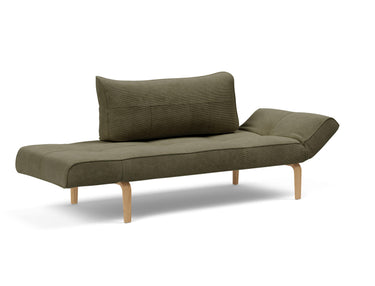 Zeal Bow daybed i 316 Cordufine Pine Green, med den ene side sænket