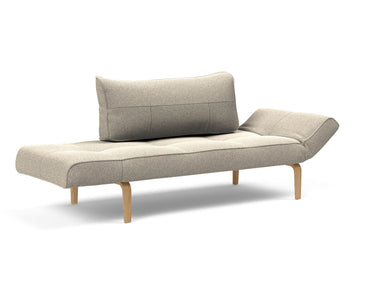 Zeal Bow daybed i 539 Bouclé Beige, med den ene side sænket