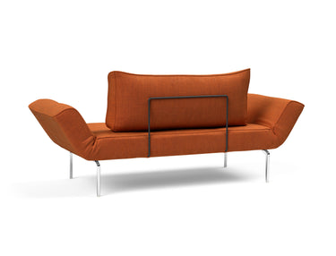 Zeal Straw daybed i 412 Esina Rust Orange, set skråt bagfra