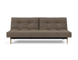 Splitback Eik sovesofa i 411 Esina Cedar Brown, set forfra