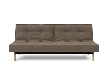 Splitback Eik sovesofa i 411 Esina Cedar Brown, set forfra