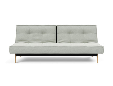 Splitback Eik sovesofa i 888 Mozart Slate Brown, set forfra