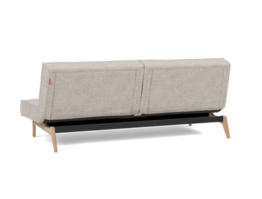 Splitback Eik sovesofa i 471 Yuveno Sand, set skråt bagfra