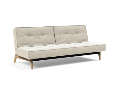 Splitback Eik sovesofa i 357 Taura Off White, set skråt forfra