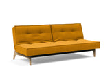 Splitback Eik sovesofa i 507 Elegance Burned Curry, set skråt forfra