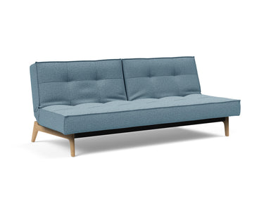Splitback Eik sovesofa i 525 Mixed Dance Light Blue, set skråt forfra