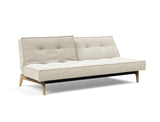 Splitback Eik sovesofa i 357 Taura Off White, med den ene ryghalvdel lænet tilbage
