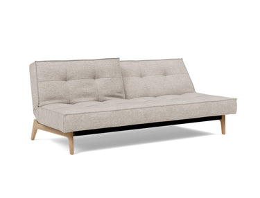 Splitback Eik sovesofa i 471 Yuveno Sand, med den ene ryghalvdel lænet tilbage