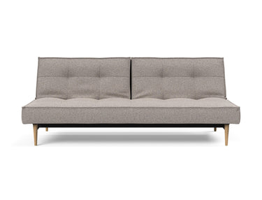 Splitback Styletto Light Wood sovesofa i 321 Corocco Warm Grey, set forfra