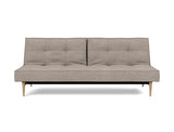 Splitback Styletto Light Wood sovesofa i 472 Yuveno Warm Grey, set forfra