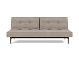 Splitback Styletto Dark Wood sovesofa i 472 Yuveno Warm Grey, set forfra