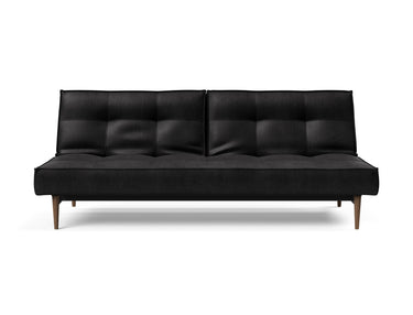 Splitback Styletto Dark Wood sovesofa i 550 Faunal Black, set forfra