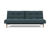 Splitback Styletto Dark Wood sovesofa i 851 Mahoga Dark Blue, set forfra