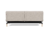 Splitback Styletto Light Wood sovesofa i 471 Yuveno Sand, set bagfra