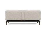 Splitback Styletto Dark Wood sovesofa i 471 Yuveno Sand, set bagfra