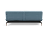 Splitback Styletto Dark Wood sovesofa i 525 Mixed Dance Light Blue, set bagfra