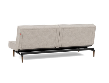 Splitback Styletto Dark Wood sovesofa i 471 Yuveno Sand, set skråt bagfra