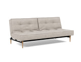 Splitback Styletto Light Wood sovesofa i 471 Yuveno Sand, set skråt forfra