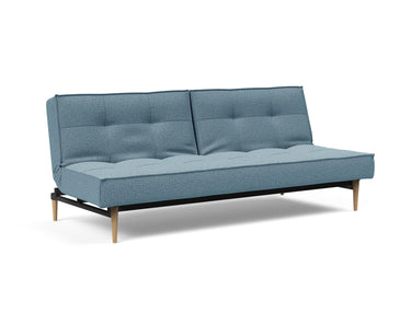 Splitback Styletto Light Wood sovesofa i 525 Mixed Dance Light Blue, set skråt forfra