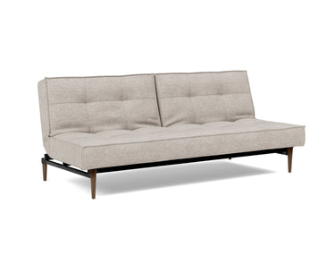 Splitback Styletto Dark Wood sovesofa i 471 Yuveno Sand, set skråt forfra
