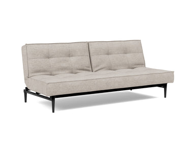 Splitback Styletto Black Wood sovesofa i 471 Yuveno Sand, set skråt forfra