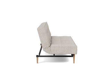 Splitback Styletto Light Wood sovesofa i 471 Yuveno Sand, set fra siden