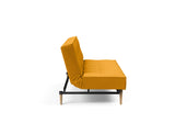 Splitback Styletto Light Wood sovesofa i 507 Elegance Burned Curry, set fra siden