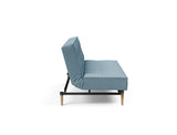 Splitback Styletto Light Wood sovesofa i 525 Mixed Dance Light Blue, set fra siden