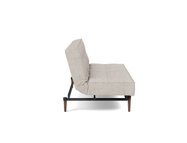 Splitback Styletto Dark Wood sovesofa i 471 Yuveno Sand, set fra siden