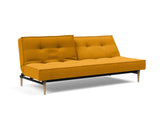 Splitback Styletto Light Wood sovesofa i 507 Elegance Burned Curry, med den ene ryghalvdel lænet tilbage