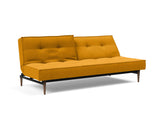Splitback Styletto Dark Wood sovesofa i 507 Elegance Burned Curry, med den ene ryghalvdel lænet tilbage