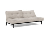 Splitback Styletto Black Wood sovesofa i 471 Yuveno Sand, med den ene ryghalvdel lænet tilbage