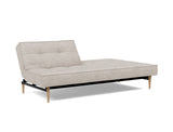Splitback Styletto Light Wood sovesofa i 471 Yuveno Sand, med den ene ryghalvdel lagt ned